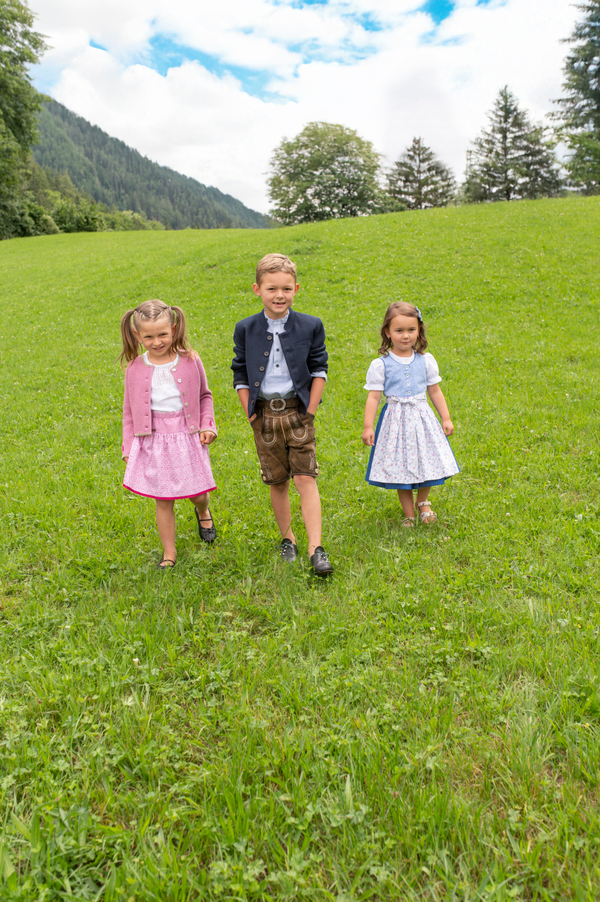 Zuckersüsse Kindertracht für Buam und Madln aus dem schönen Chiemgau