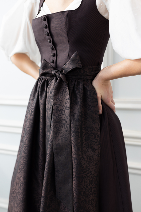 Dirndl in dunkelbraun mit weißer Bluse von Marjo