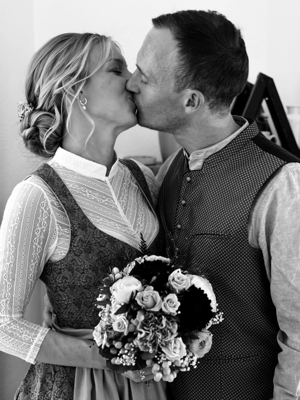 Festliche Tracht für Hochzeiten und andere Feierlichkeiten