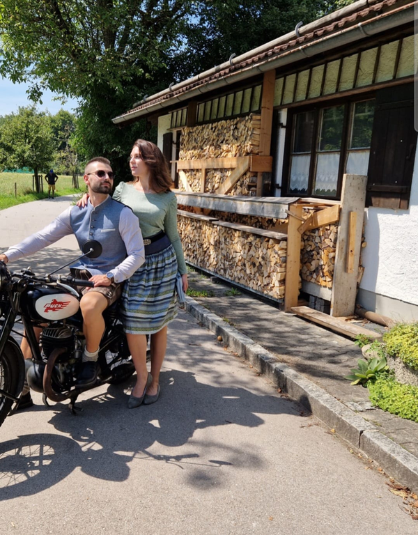 Eine Spritztour mit dem Motorrad in fescher Tracht
